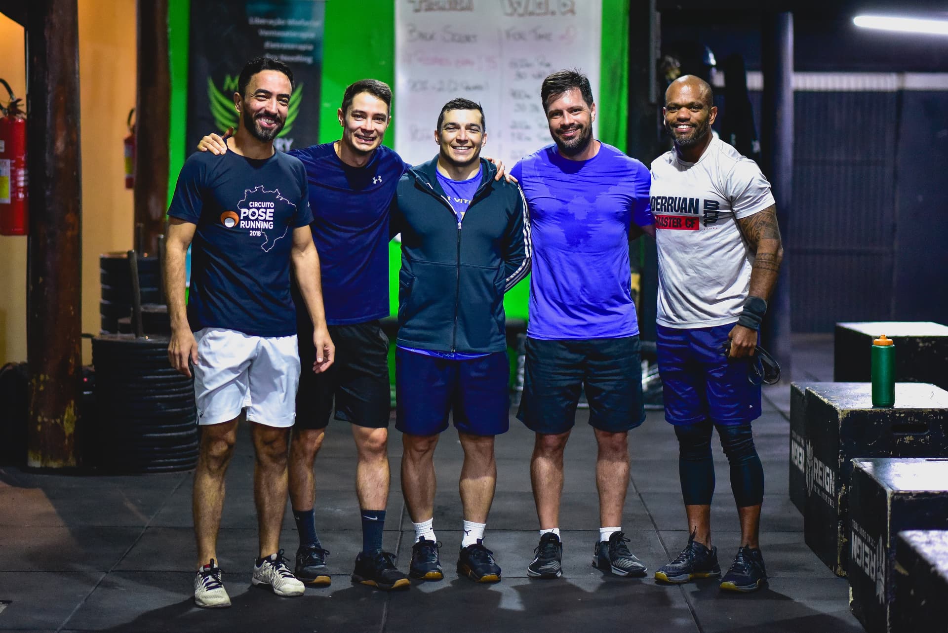 Grupo de alunos da CrossFit Selva reunido no box após o treino